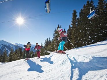 Skiën kinderen Saalbach