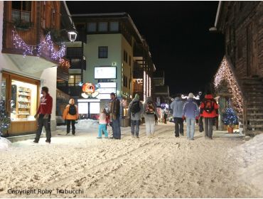 Skidorp Langgerekt wintersportdorp met veel opstapplaatsen voor skiliften-19