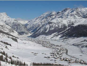 Skidorp Langgerekt wintersportdorp met veel opstapplaatsen voor skiliften-3